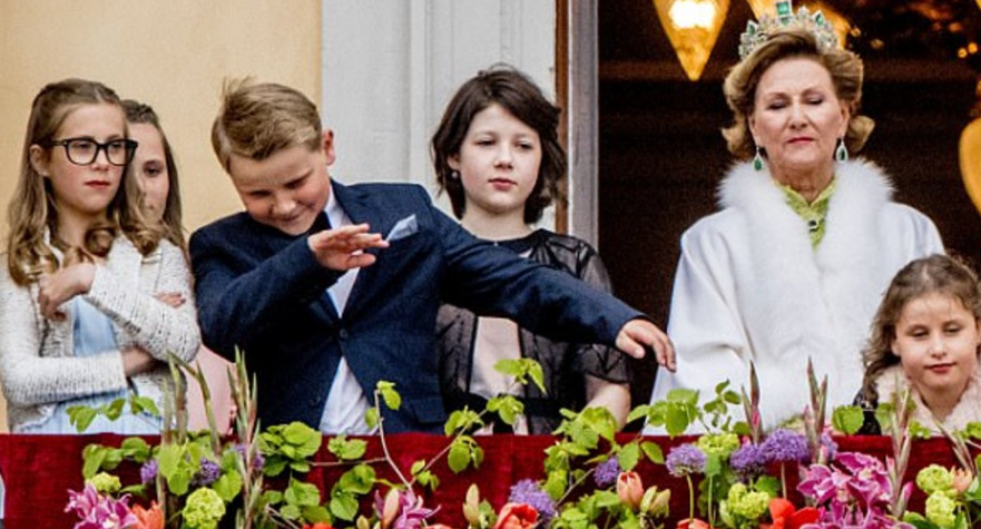 11-годишният норвежки принц Свере Магнус привлече общественото внимание с неочаквани жестове, направени по време на тържествата по случай 80-годишнините на крал Харалд V и кралица Соня. С няколко забавни движения малкият принц демонстрира как се нарушава протоколът, след като явно се отегчи от престоя си на кралския балкон. Изглежда принц Свере Магнус е наследил чувството за хумор на баща си принц Хаакон, който предната вечер напусна напусна гала вечеря, за да обръсне брадата си.