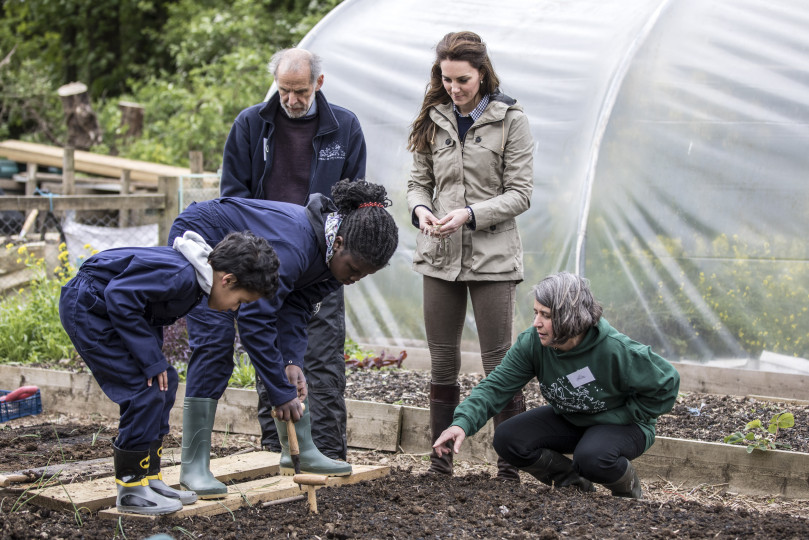 Кейт Мидълтън нахрани агънце - снимка 20
