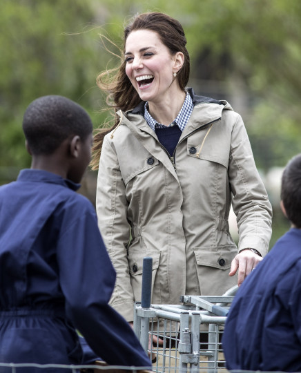 Кейт Мидълтън нахрани агънце - снимка 10