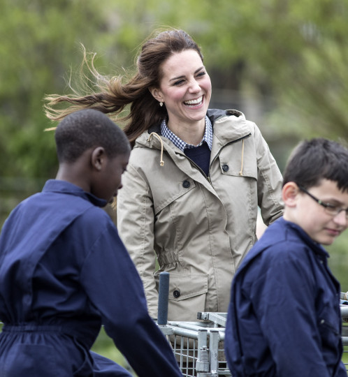 Херцогиня Катрин и група деца от лондонско училище посетиха една от т. нар. „Ферми за градски деца“ в Арлингам, Глостършир. Там херцогинята на Кеймбридж и учениците се запознаха с работата на фермерите. Кейт получи и възможността да нахрани Миризливко – едно от агънцата във фермата.