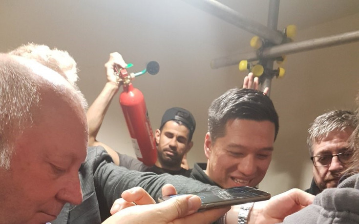 Коста брани Конте с... пожарогасител