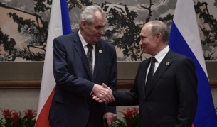 Милош Земан и Владимир Путин се срещат по време на многостранен форум в Китай