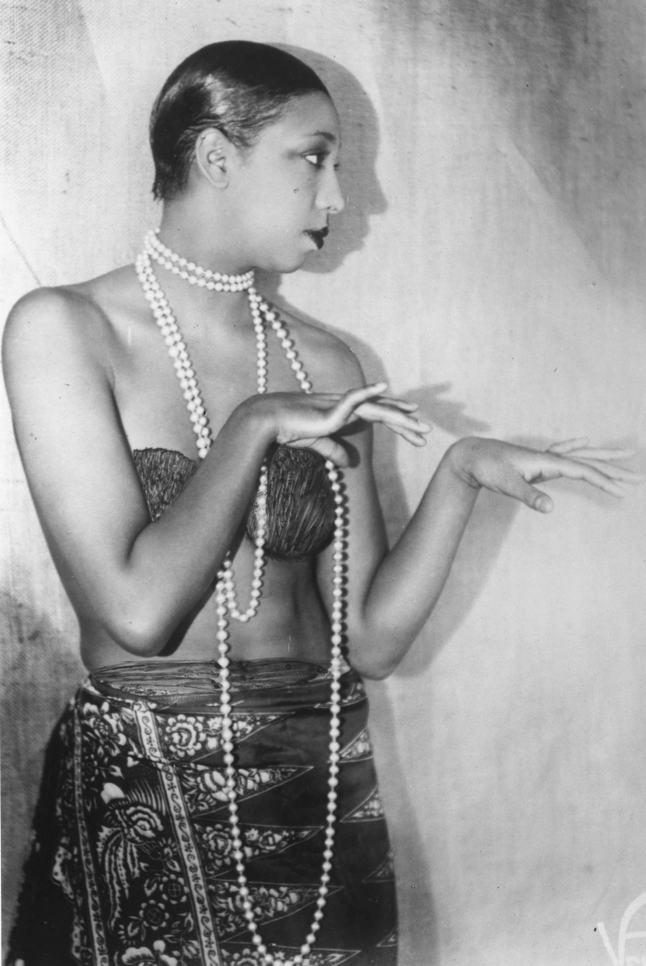 Джозефин Бейкър е певица, танцьорка и активистка за човешки права. Започва творческата си кариера та 16 години, но славата й идва във Франция.Бейкър дебютира на сцената на кабаре „Фоли Бержер“. През 30-те години започва да работи не само като танцьорка, но и като певица.Заради провокационните ѝ костюми и танци, нейни представления са забранени в редица европейски градове. Бейкър често е подлагана над расистки нападки.Като протест срещу расизма тя осиновява 12 деца, които са с различен цвят на кожата.С тази си постъпка Бейкър цели да докаже, че нямат значение различните етноси, релитии и култури. Тя смята, че всички хора могат да бъдат братя. 
