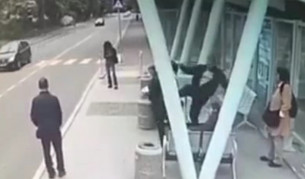 Мъж брутално рита жена на спирка в Бургас