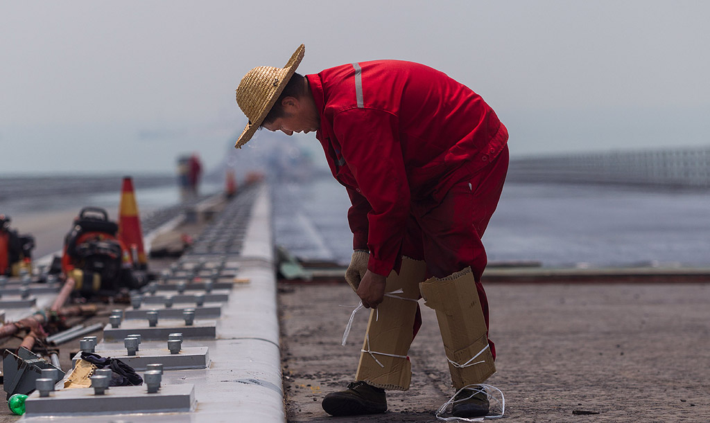 Проектът е със закъснение най-малко една година и сега се очаква да бъде отворен през декември 2017 г.