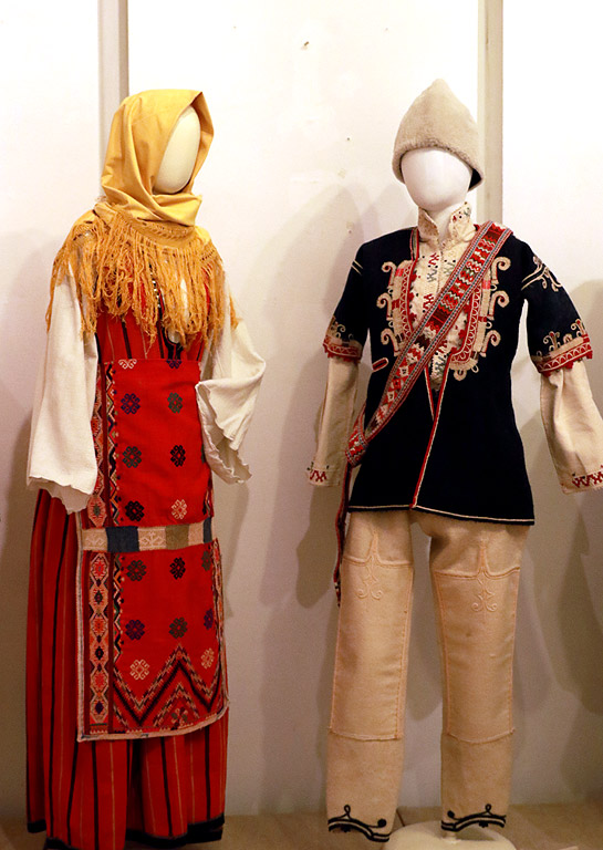 Лятна женска носия от град Тулча, Северна Добруджа, Обредна носия на девер от Горна Баня, Софийско