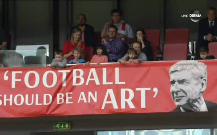 Феновете на Арсенал с транспаранти за Арсен Венгер