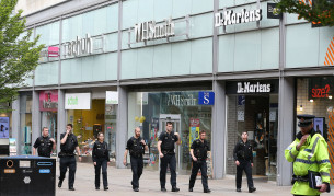 Полицаи отцепиха района около търговския център Арндейл