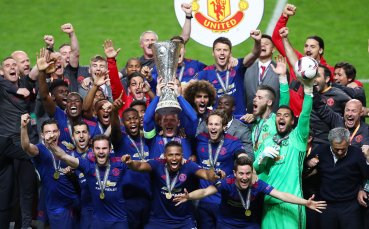 В СНИМКИ: Заслуженият трофей на Юнайтед в ЛЕ