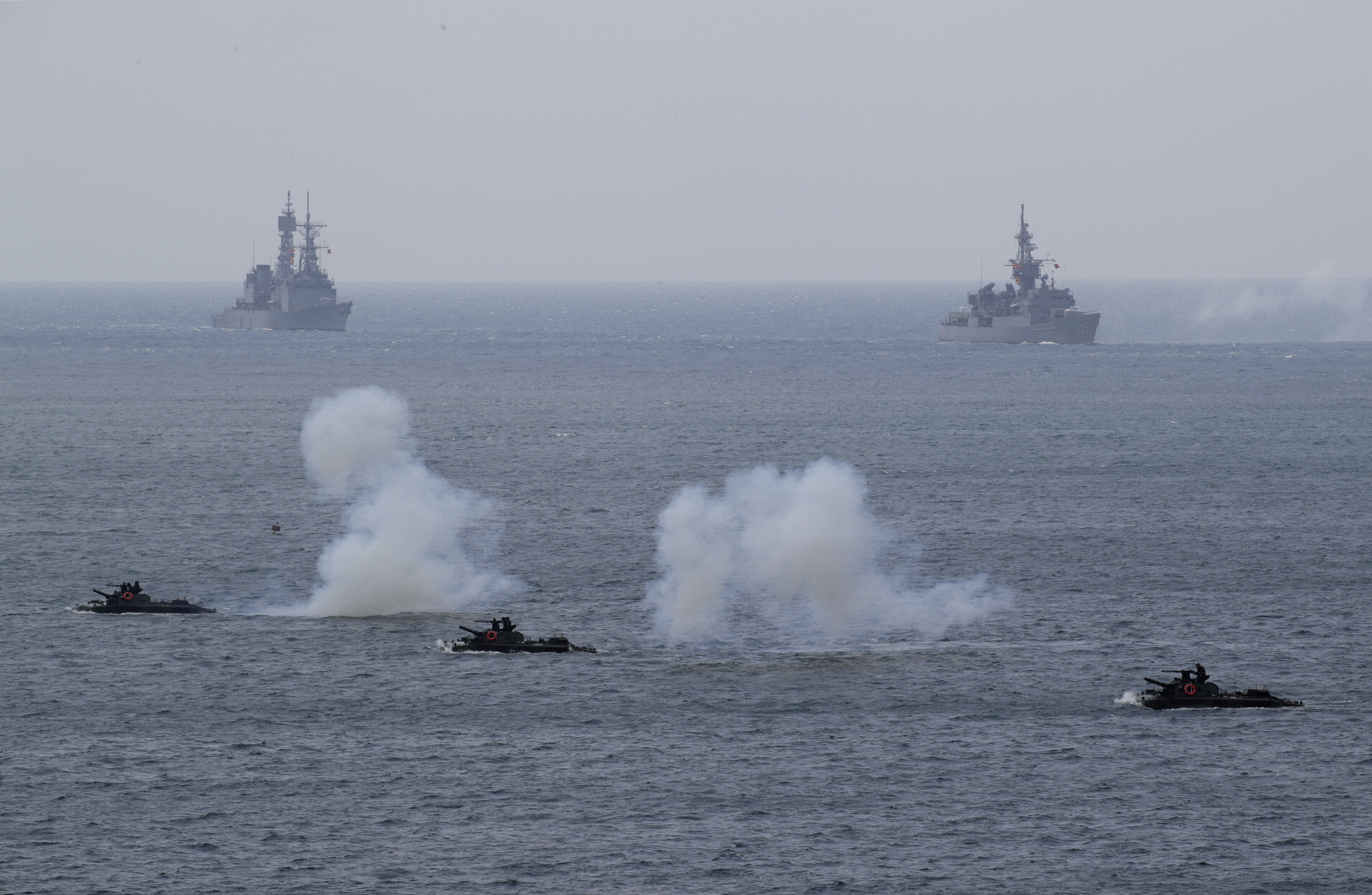 Тайван започна мащабни военноморски учения, симулиращи китайска инвазия.