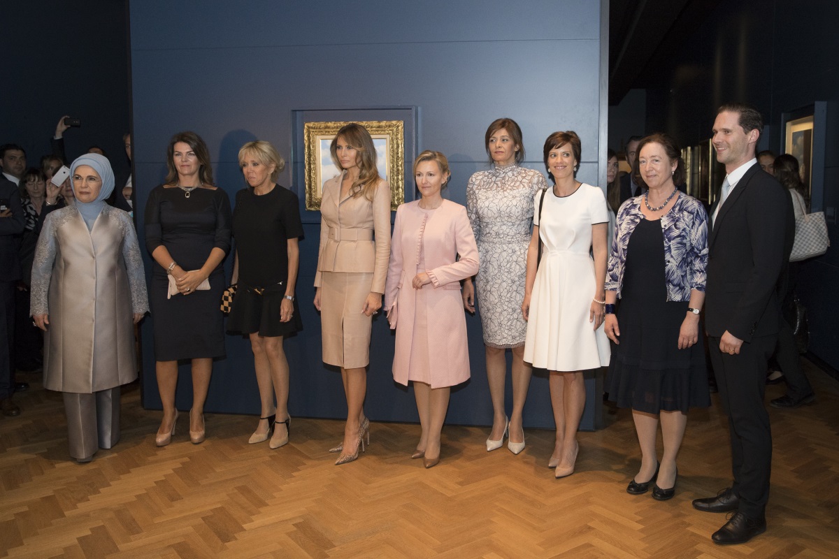 Съпруги на държавни и правителствени ръководители, участващи на срещата на НАТО в Брюксел, посетиха музея на художника Рене Магрит в белгийската столица. Сред тях бяха Десислава Радева, Мелания Тръмп и съпругата на новия френски президент - Брижит Макрон