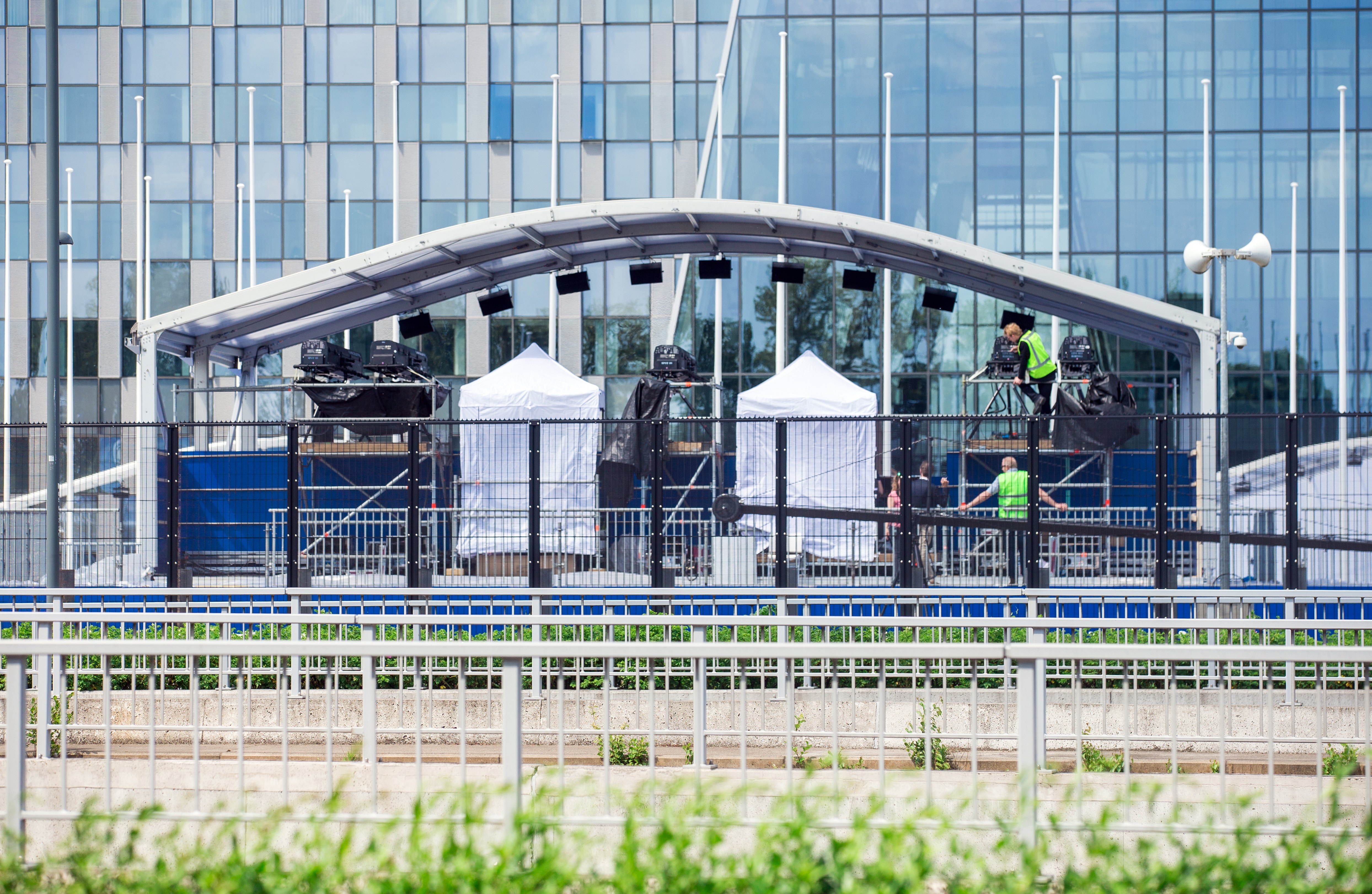 Огромната сграда, която прилича на забити нокти на птица в земята, струва над 1 милиард долара. В новата централа в Брюксел ще работят 4000 постоянни служители в администрацията на НАТО за 28-те членки. Българското знаме също се вее пред супермодерната сграда. Сградата бе построена за 7 години – от 2010 година.