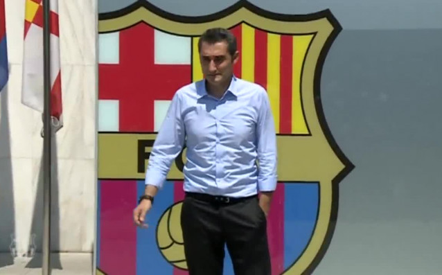 Старши треньорът на Барселона Ернесто Валверде държи в ръцете си
