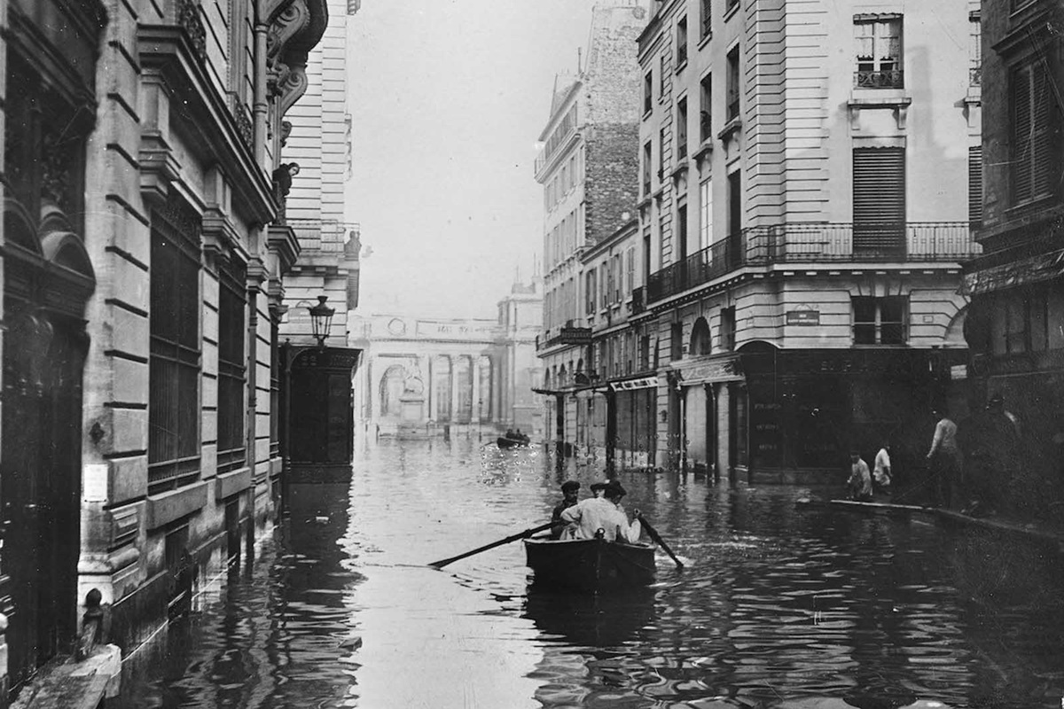 В края на януари 1910 г. след месеци на обилни валежи във Франция, в Париж река Сена пълни канализационните канали, тунелите на метрото, проправя си път до мазетата на хората и пропива напълно почвата.
За разлика от близките градчета, в които буйната река излиза от коритото си и залива всичко заобикалящо я, в Париж тя сякаш извира от самия град, за да го наводни.
За 10 дни водата достига до най-високото си ниво, а на 35-ия изчезва напълно. За щастие наводнението не отнема нито един живот. За сметка на това нанася щети на стойност над 400 млн. франка, равняващи се днес на 1.5 млрд.