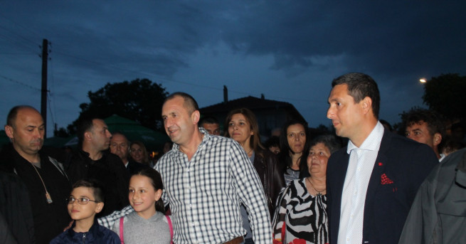Президентът Румен Радев посетил заведение на морето вчера вечерта седнал