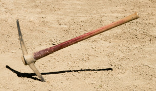 Психичноболен напада с кирка съседите си