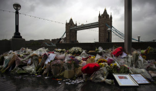 Цветята на "Лондон Бридж", няколко дни след атентата
