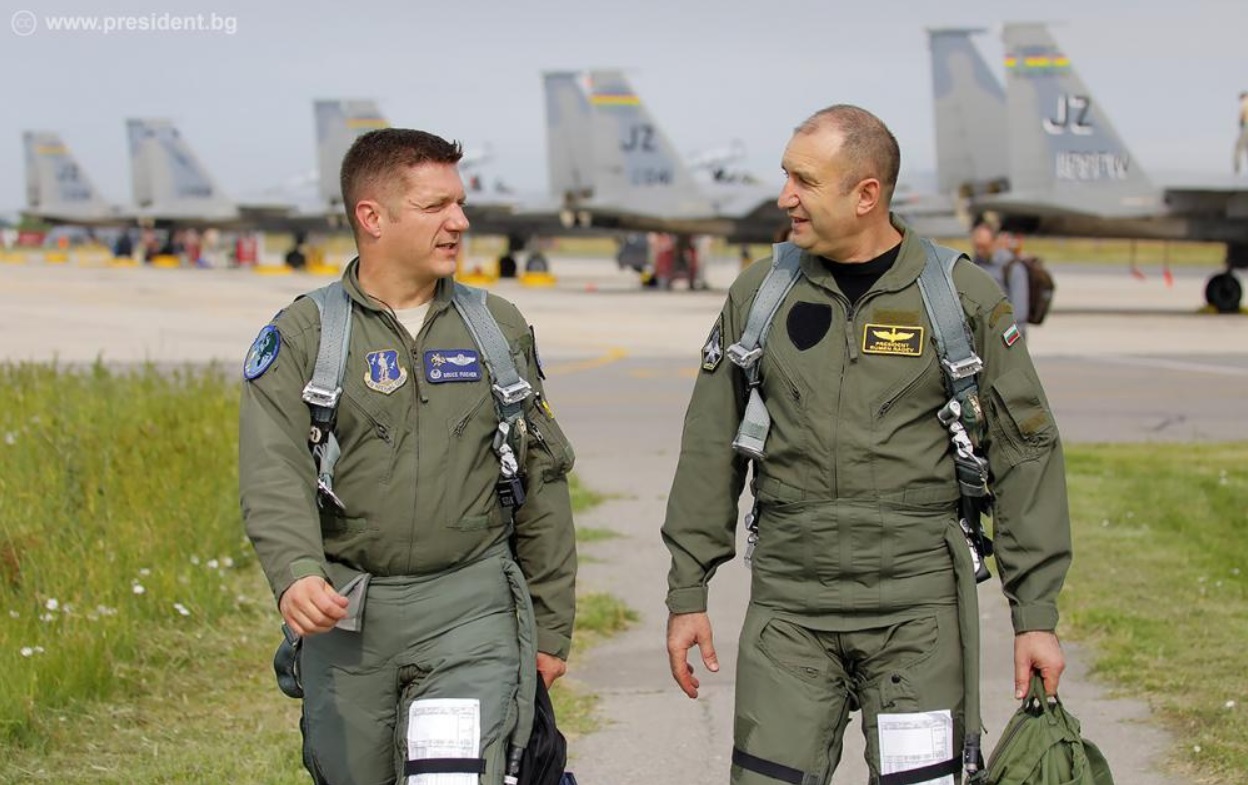 Президентът Румен Радев беше специален гост на българско-американската летателна тренировка „Тракийски орел 2017“. Държавният глава изпълни полет на изтребител F-15C по покана на командващия Военновъздушните сили на САЩ в Европа и Африка и командир на Съюзното командване на НАТО генерал Тод Уолтърс и на посланика на САЩ в България Ерик Рубин.