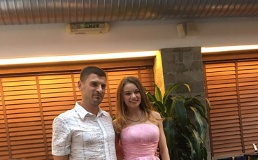 Една от грациите ни като принцеса на бала си