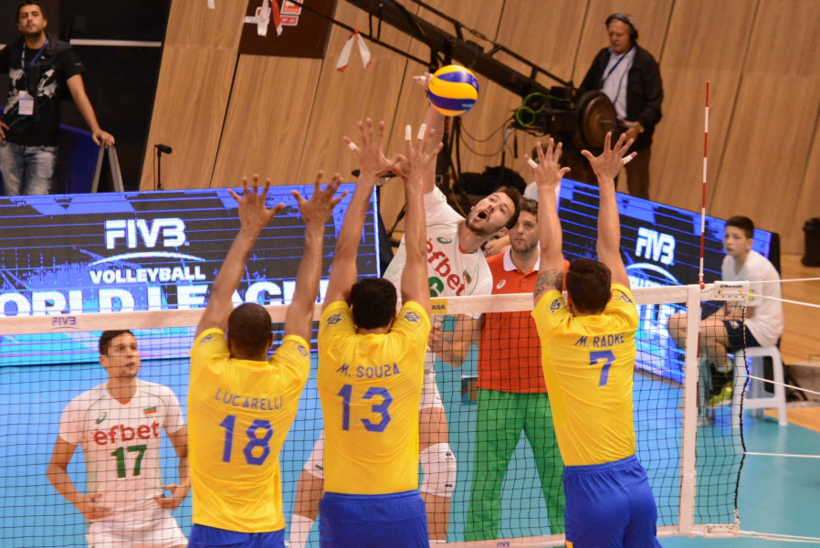 България срещу Бразилия в Световната лига по волейбол1
