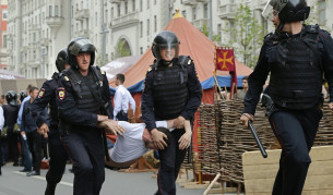 Полицията отвежда арестант по време на демонстрацията в Москва