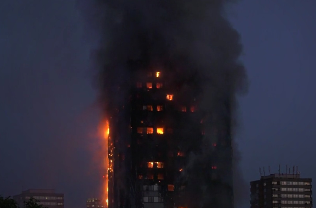 Общо 200 пожарникари се борят с пожар в 27-етажна жилищна сграда в западната част на Лондон. Властите съобщават за множество пострадали с „различни наранявания”.