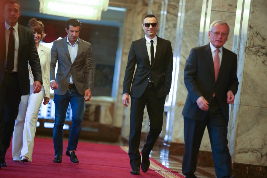 Президентът Радев връчи награди на Бербатов и Фиго1