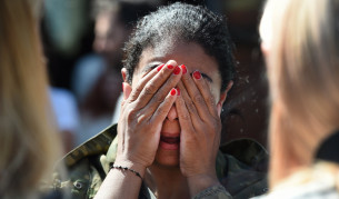 Хора скачали през прозорците на горящия блок в Лондон