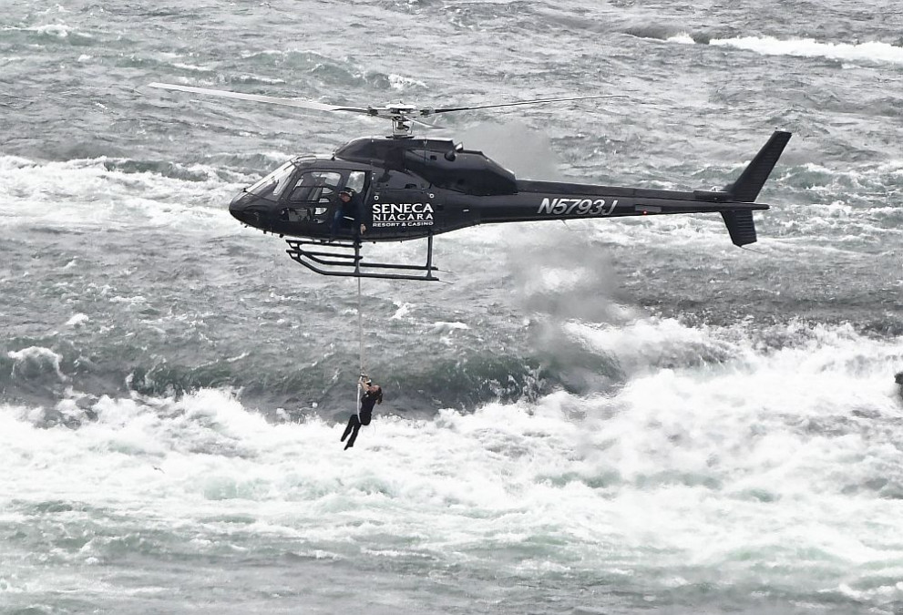 Въздушната акробатка Еръндира Валенда премина успешно вчера над Ниагарския водопад, като се държеше само със зъби за специално устройство, закрепено за хеликоптер