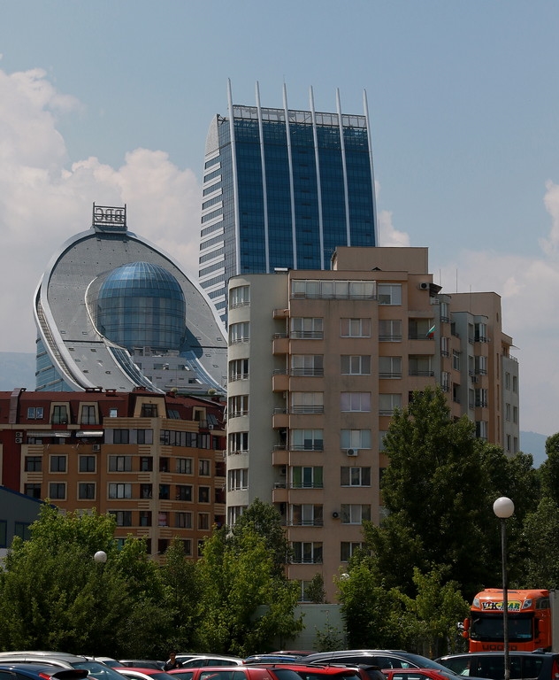 От комплекса с три сгради "Sofia Capital City" през 2015 г. бе открита Capital Fotr с височина 126 м. Започна изграждането на Sky Fort през 2016 година и тя ще надмине сегашната най-висока сграда.