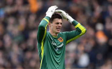 Лестър не спира да къса живо месо от пропадналите 