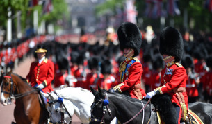 5 гвардейци припаднаха на парада за Кралицата в Лондон