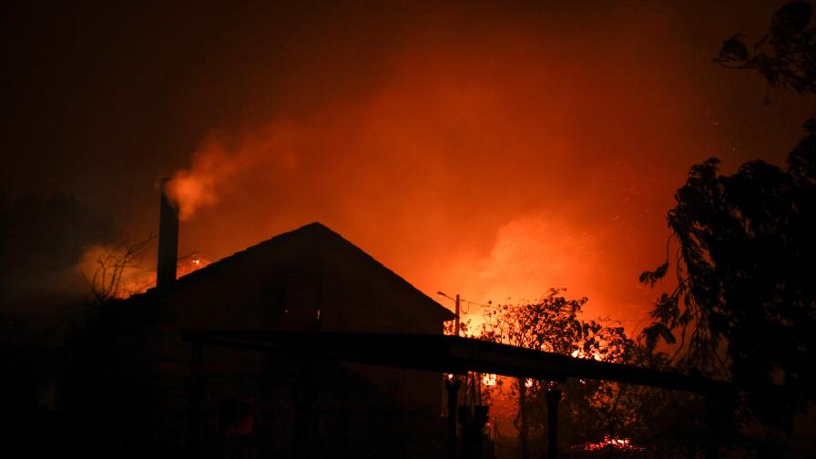 Пожар изпепели няколко къщи край Смолян