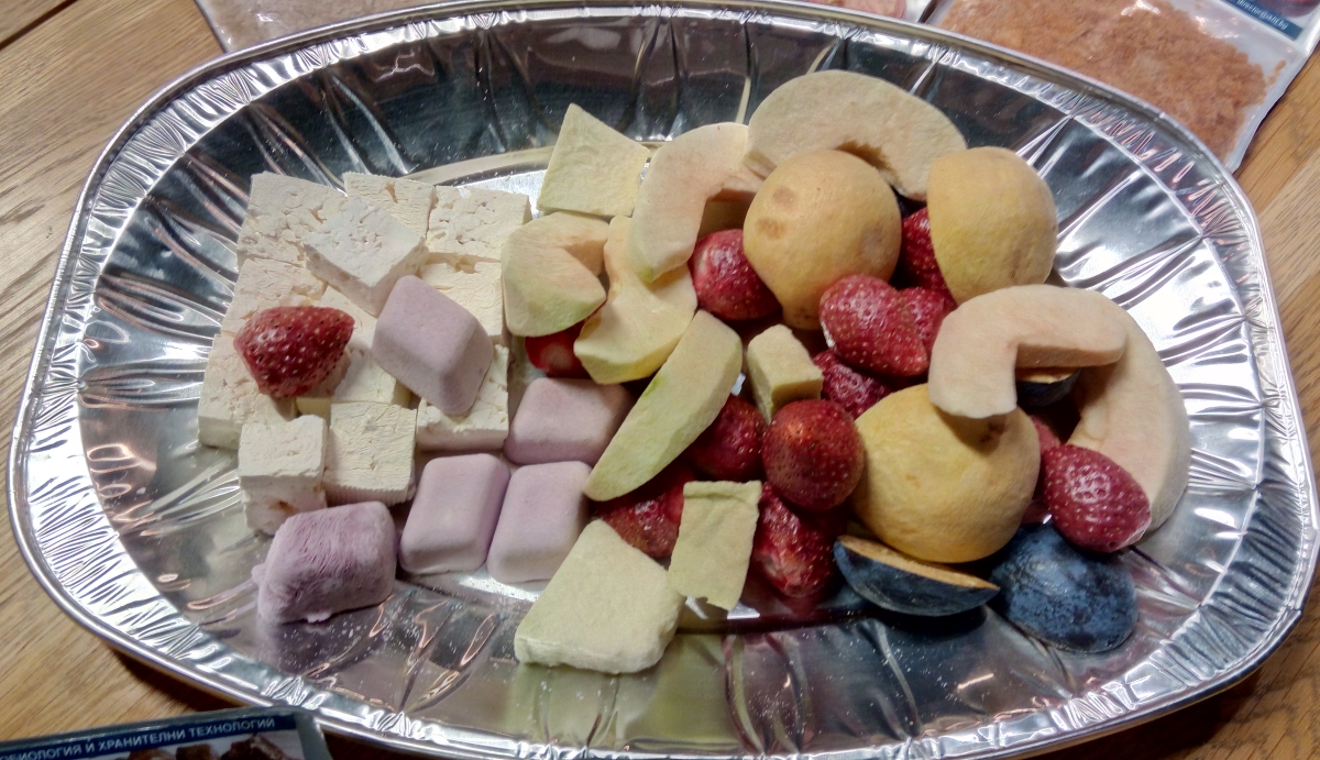Поднос с космическа плодова салата, сирене и плодиво мляко - розовите кубчета