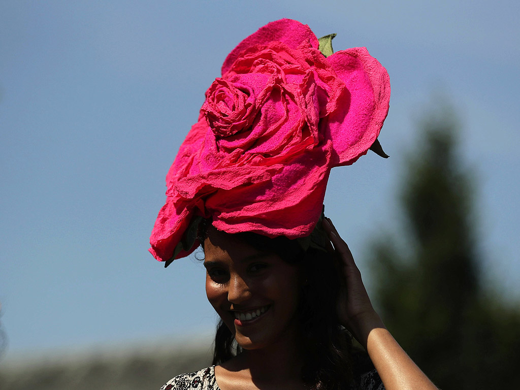 Почитатели на конните надбягвания, пристигат в деня на откриването на Royal Ascot близо до Лондон, Великобритания. Фестивалът на конните надбягвания в Аскот е чакан не само от господата, но и от дамите, които месеци по-ранo стягат своите тоалети. През 2012 година Аскот представи нов списък от шивашки правила, които включват забрана на малките шапчици в стил Кейт Мидълтън, както и носенето на рокли без презрамки навсякъде в парка.