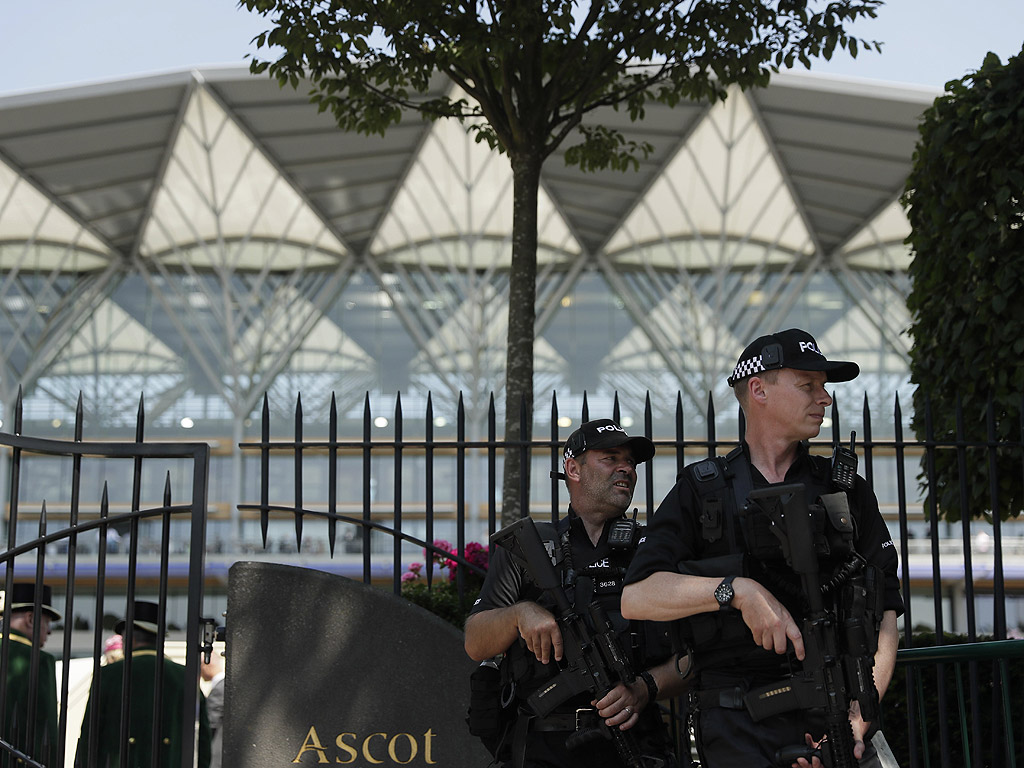 Почитатели на конните надбягвания, пристигат в деня на откриването на Royal Ascot близо до Лондон, Великобритания. Фестивалът на конните надбягвания в Аскот е чакан не само от господата, но и от дамите, които месеци по-ранo стягат своите тоалети. През 2012 година Аскот представи нов списък от шивашки правила, които включват забрана на малките шапчици в стил Кейт Мидълтън, както и носенето на рокли без презрамки навсякъде в парка.