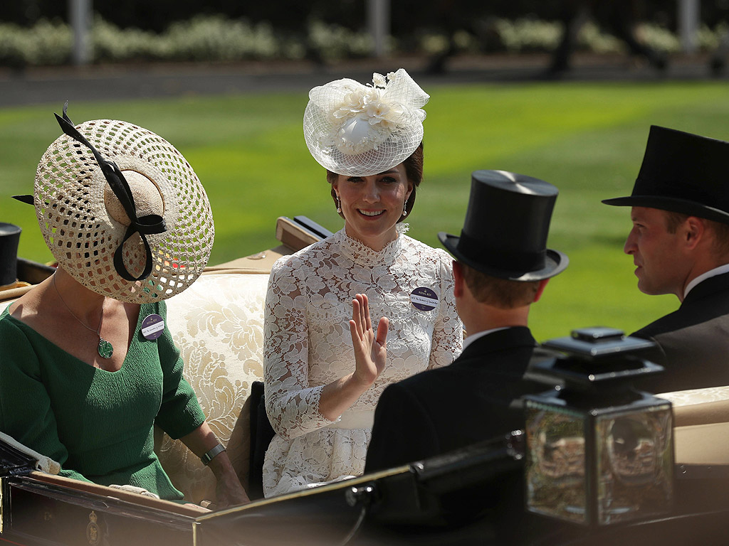 Почитатели на конните надбягвания, пристигат в деня на откриването на Royal Ascot близо до Лондон, Великобритания. Фестивалът на конните надбягвания в Аскот е чакан не само от господата, но и от дамите, които месеци по-ранo стягат своите тоалети. През 2012 година Аскот представи нов списък от шивашки правила, които включват забрана на малките шапчици в стил Кейт Мидълтън, както и носенето на рокли без презрамки навсякъде в парка.