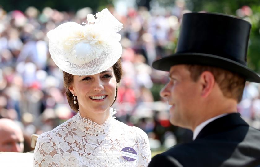 Очарователният юнски тоалет на Кейт Мидълтън - снимка 69