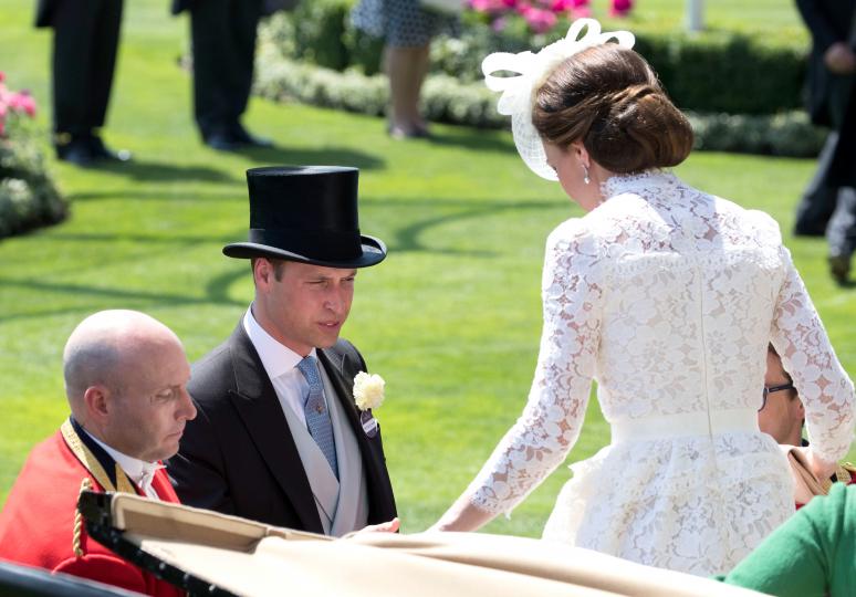 Очарователният юнски тоалет на Кейт Мидълтън - снимка 17