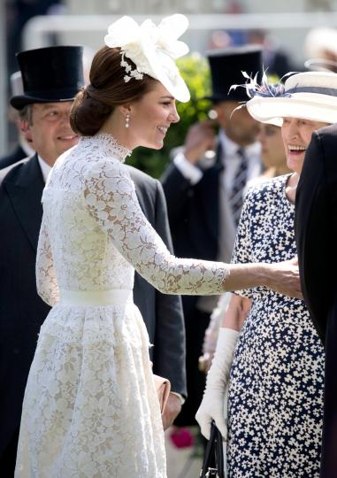 Очарователният юнски тоалет на Кейт Мидълтън - снимка 13