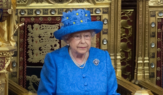 Кралица Елизабет II винаги е била добре известна с това, че обича да носи различни шапки, когато има важни публични събития, на които присъства.Вчера (21.06) британската кралица откри парламента. По време на традиционното откриване не принц Филип я придружаваше, а принц Чарлз. Малко по-рано стана ясно, че съпругът на британската кралица е приет в болница като „предпазна мярка“ заради инфекция, съобщиха от Бъкингамския дворец.Не само речта обаче направи голямото впечатление, а нейната синя шапка, аранжирана с цветя, които силно напомниха на знамето на Европейския съюз (ЕС).