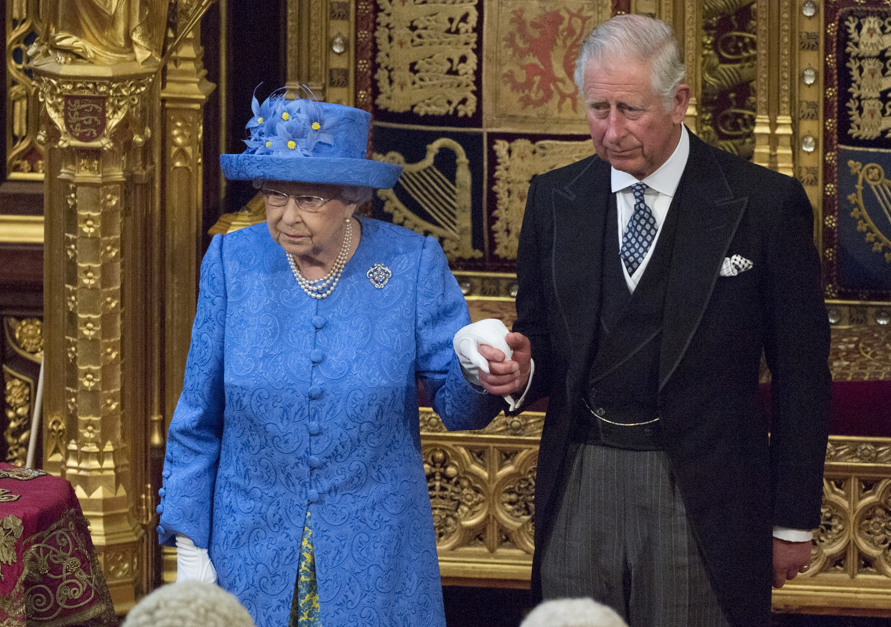 Кралица Елизабет II винаги е била добре известна с това, че обича да носи различни шапки, когато има важни публични събития, на които присъства.Вчера (21.06) британската кралица откри парламента. По време на традиционното откриване не принц Филип я придружаваше, а принц Чарлз. Малко по-рано стана ясно, че съпругът на британската кралица е приет в болница като „предпазна мярка“ заради инфекция, съобщиха от Бъкингамския дворец.Не само речта обаче направи голямото впечатление, а нейната синя шапка, аранжирана с цветя, които силно напомниха на знамето на Европейския съюз (ЕС).