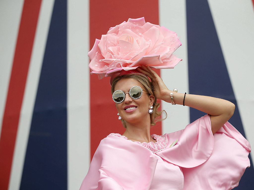 Почитатели на конните надбягвания, пристигат за третия ден на Royal Ascot близо до Лондон, Великобритания. Фестивалът на конните надбягвания в Аскот е чакан не само от господата, но и от дамите, които месеци по-ранo стягат своите тоалети. През 2012 година Аскот представи нов списък от шивашки правила, които включват забрана на малките шапчици в стил Кейт Мидълтън, както и носенето на рокли без презрамки навсякъде в парка.