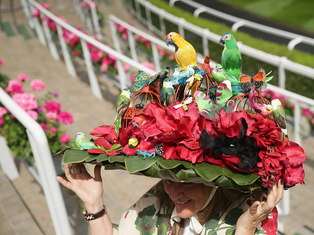 Почитатели на конните надбягвания, пристигат за третия ден на Royal Ascot близо до Лондон, Великобритания. Фестивалът на конните надбягвания в Аскот е чакан не само от господата, но и от дамите, които месеци по-ранo стягат своите тоалети. През 2012 година Аскот представи нов списък от шивашки правила, които включват забрана на малките шапчици в стил Кейт Мидълтън, както и носенето на рокли без презрамки навсякъде в парка.