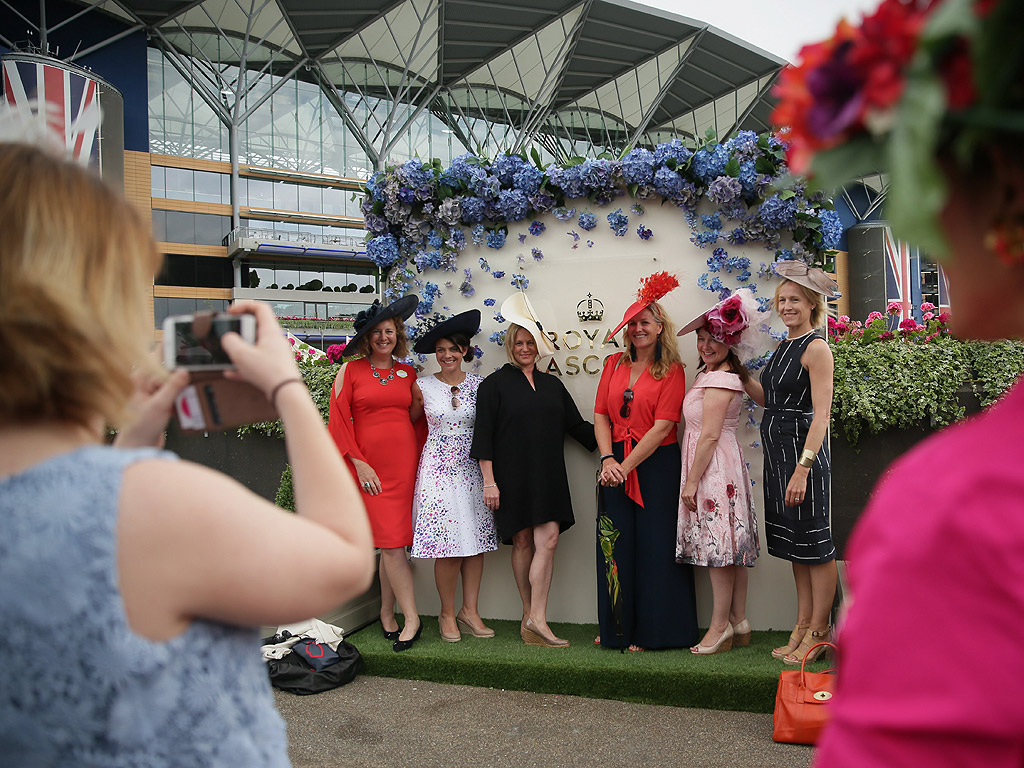 Почитатели на конните надбягвания, пристигат за третия ден на Royal Ascot близо до Лондон, Великобритания. Фестивалът на конните надбягвания в Аскот е чакан не само от господата, но и от дамите, които месеци по-ранo стягат своите тоалети. През 2012 година Аскот представи нов списък от шивашки правила, които включват забрана на малките шапчици в стил Кейт Мидълтън, както и носенето на рокли без презрамки навсякъде в парка.