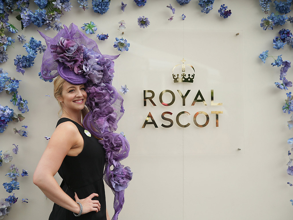 Почитатели на конните надбягвания, пристигат за третия ден на Royal Ascot близо до Лондон, Великобритания. Фестивалът на конните надбягвания в Аскот е чакан не само от господата, но и от дамите, които месеци по-ранo стягат своите тоалети. През 2012 година Аскот представи нов списък от шивашки правила, които включват забрана на малките шапчици в стил Кейт Мидълтън, както и носенето на рокли без презрамки навсякъде в парка.