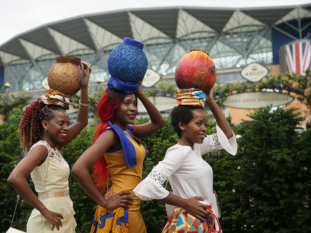 Почитатели на конните надбягвания, пристигат за третия ден на Royal Ascot близо до Лондон, Великобритания. Фестивалът на конните надбягвания в Аскот е чакан не само от господата, но и от дамите, които месеци по-ранo стягат своите тоалети. През 2012 година Аскот представи нов списък от шивашки правила, които включват забрана на малките шапчици в стил Кейт Мидълтън, както и носенето на рокли без презрамки навсякъде в парка.