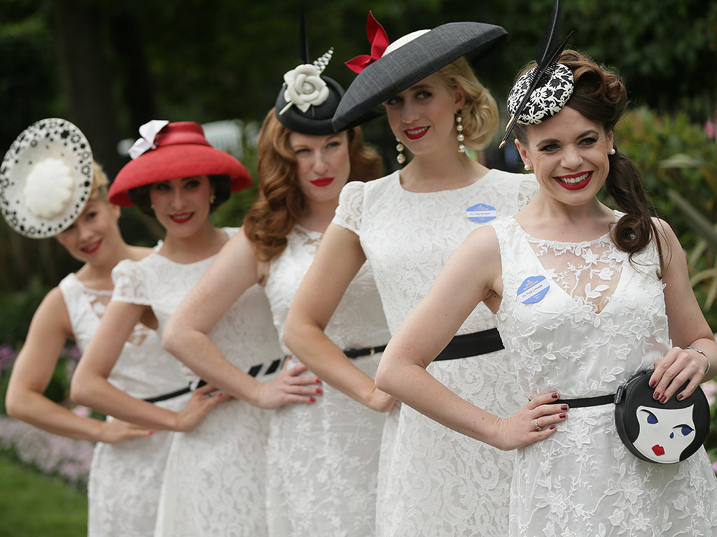 Почитатели на конните надбягвания, пристигат за третия ден на Royal Ascot близо до Лондон, Великобритания. Фестивалът на конните надбягвания в Аскот е чакан не само от господата, но и от дамите, които месеци по-ранo стягат своите тоалети. През 2012 година Аскот представи нов списък от шивашки правила, които включват забрана на малките шапчици в стил Кейт Мидълтън, както и носенето на рокли без презрамки навсякъде в парка.