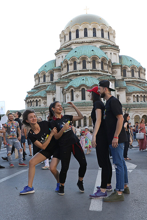 Фестивалът „София диша 2017“ беше открит на площад „Св. Александър Невски“ с танцувална програма.