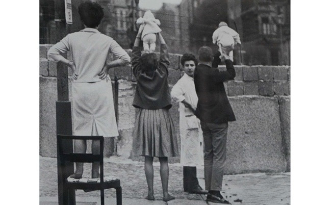  Семейства от Западен Берлин демонстрират децата си на техните баби и дядовци в Източен Берлин. 